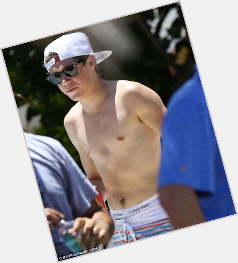 is niall horan having knee surgery 2